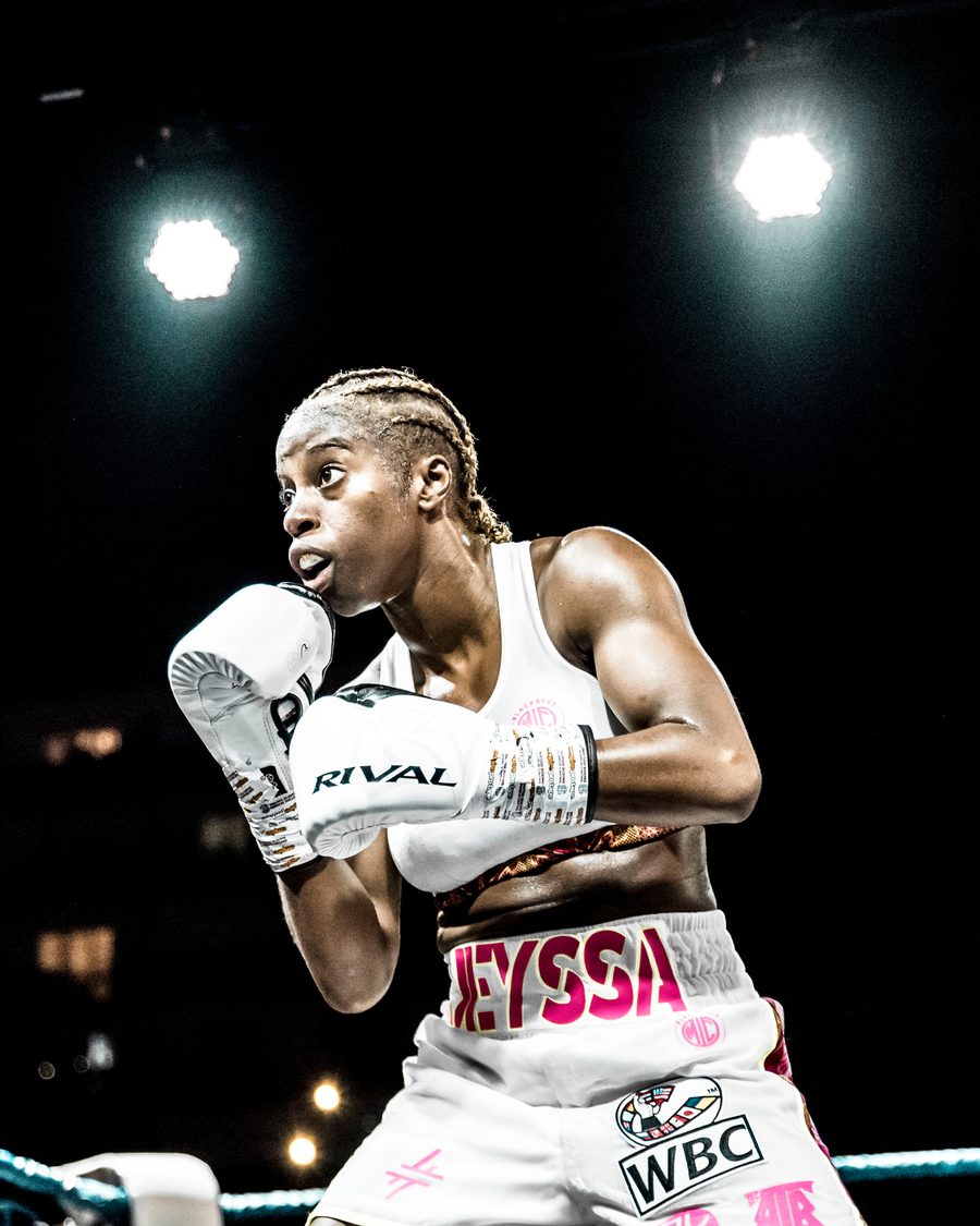 Jeyssa Marcel, championne du monde WBC Youth, en garde sur le ring